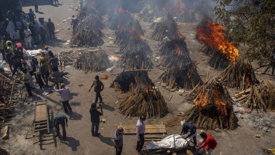 Những giàn hỏa thiêu không ngừng cháy và thảm kịch Covid-19 đau lòng ở Ấn Độ