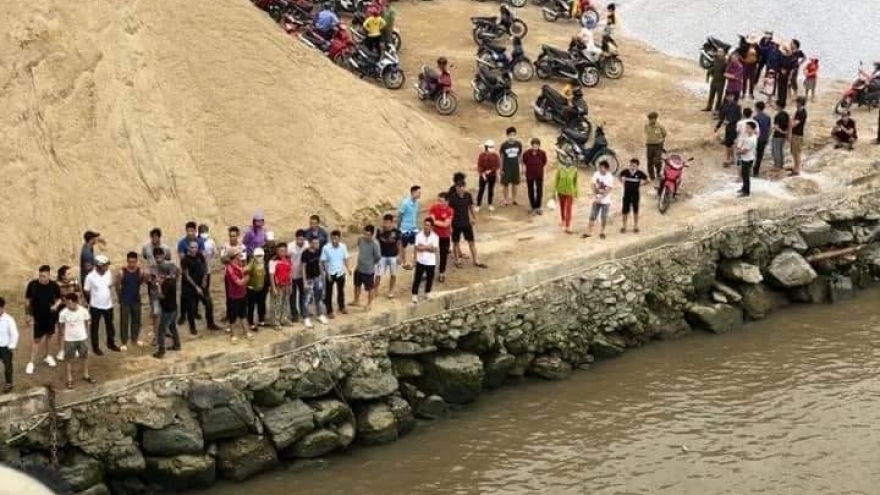 Hải Phòng: Tìm kiếm 2 phụ nữ mất tích trong vụ lật thuyền trên sông Văn Úc