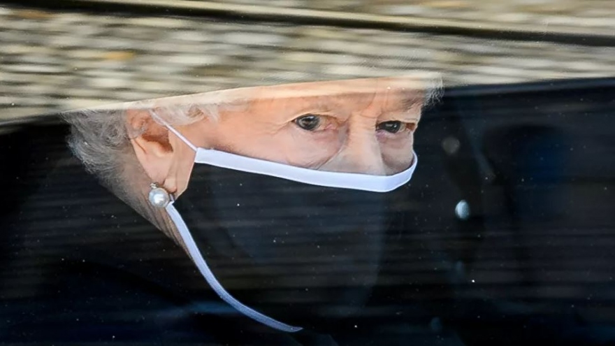 Nữ hoàng Elizabeth II giữ bức ảnh chụp cùng Hoàng thân Philip trong suốt tang lễ của ông