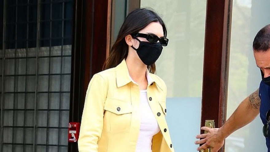 Kendall Jenner thanh lịch rời khỏi khách sạn ở New York