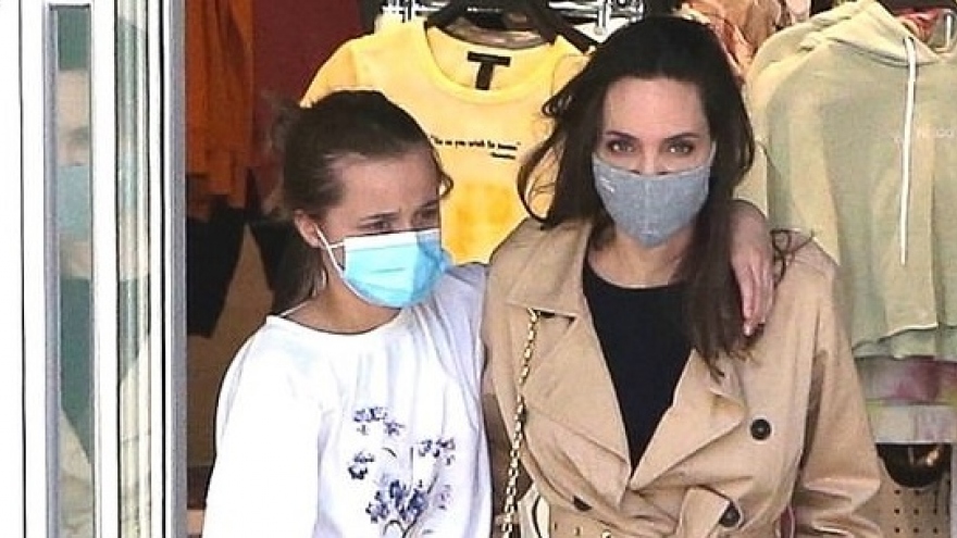 Angelina Jolie và con gái khoác vai tình cảm đi mua sắm