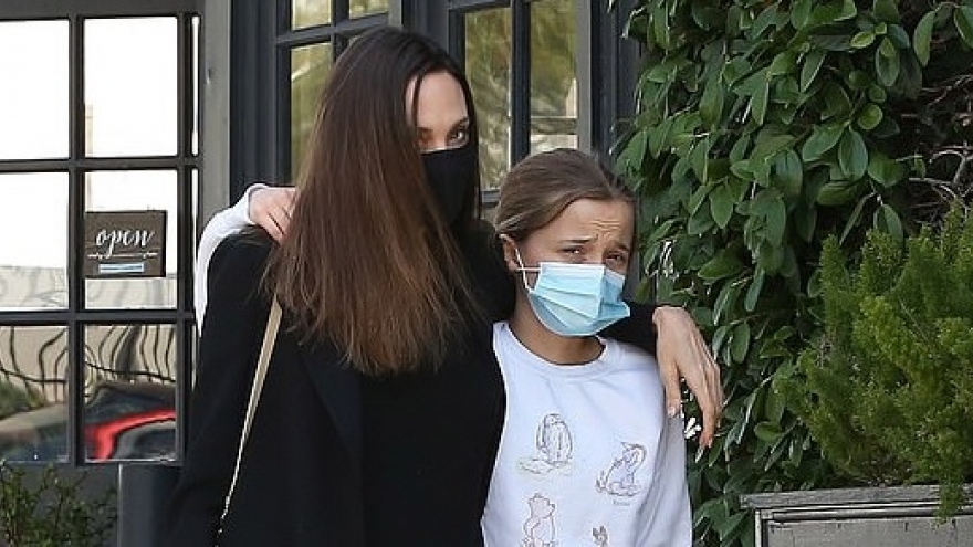 Angelina Jolie liên tục né tránh ống kính máy ảnh khi đi mua hoa cùng con gái
