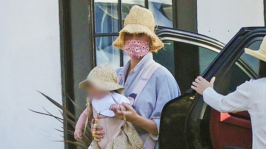 Katy Perry mặc bộ đồ giản dị địu con gái cưng ra phố dạo chơi