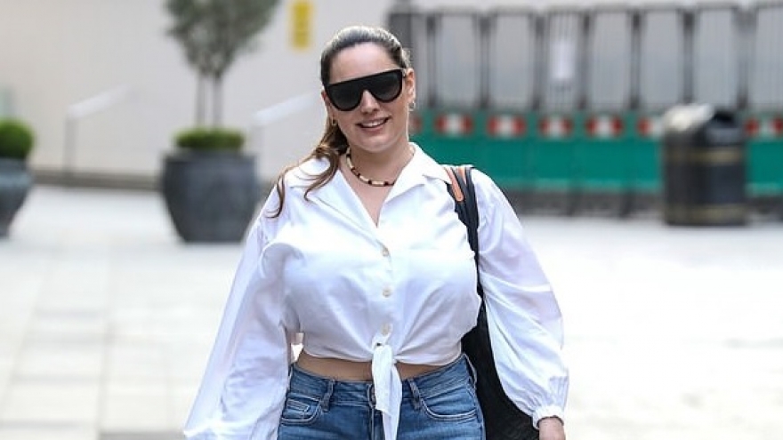 Kelly Brook diện đồ gợi cảm đến nơi làm việc