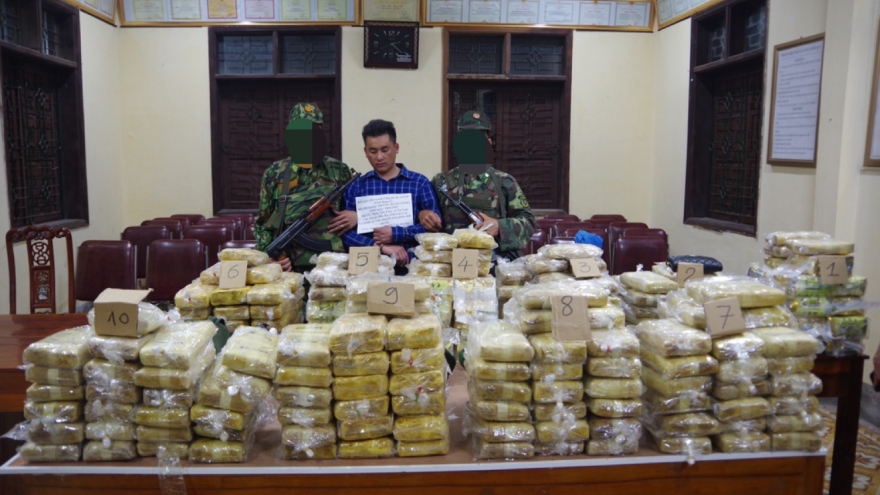 Chặn xe 7 chỗ chở hàng trăm kg ma túy ở Nghệ An