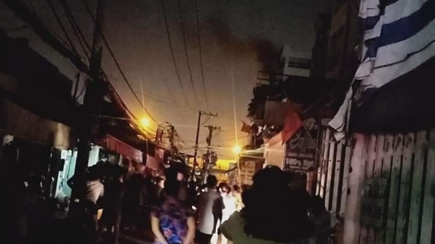 Cháy lớn chung cư mini ở TP.HCM, 24 người mắc kẹt được giải cứu