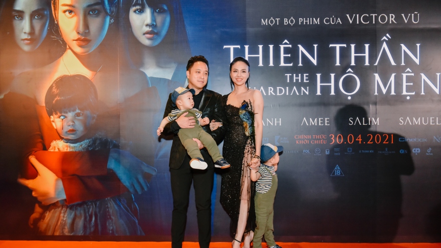Vợ chồng Victor Vũ - Đinh Ngọc Diệp đưa 2 con trai đến họp báo ra mắt phim