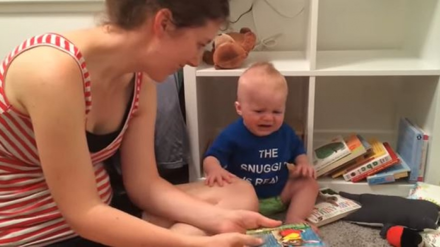 Đáng yêu em bé "ham học hỏi" bật khóc mỗi lần mẹ ngừng đọc sách