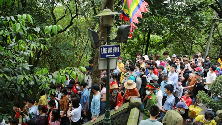 Hơn 30.000 du khách đổ về đền Hùng dịp cuối tuần