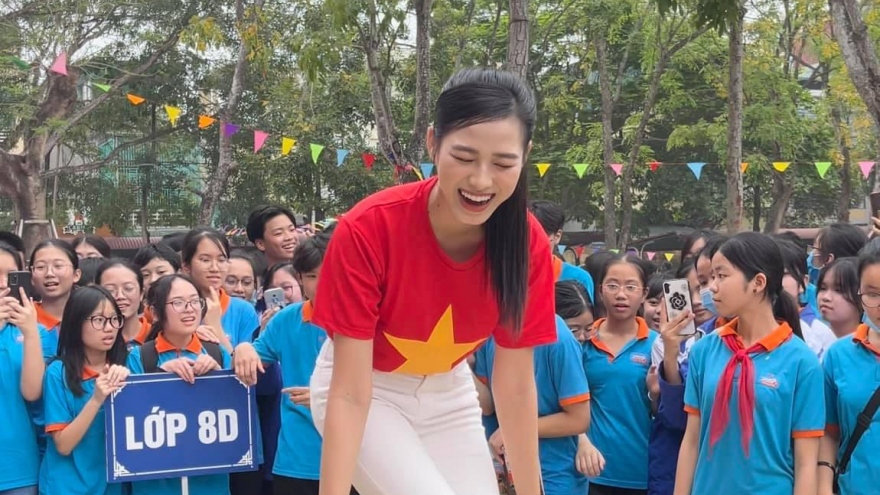Hoa hậu Đỗ Thị Hà rạng rỡ trổ tài chơi thể thao