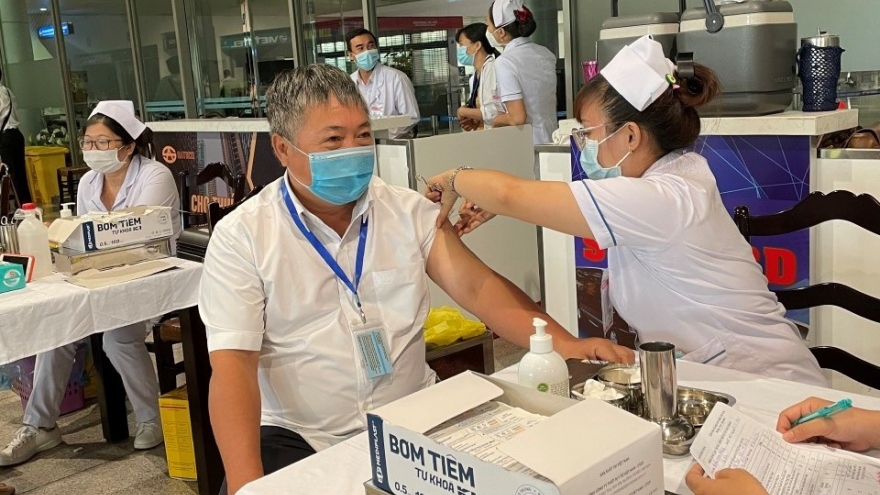 Hơn 2.000 nhân viên sân bay Tân Sơn Nhất, Pleiku được tiêm vaccine phòng Covid-19