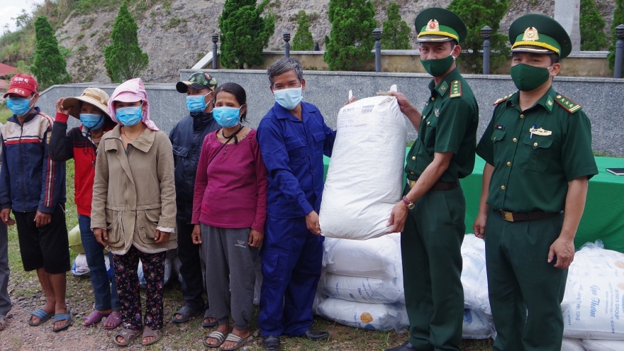 Thừa Thiên Huế: Tặng quà người dân, lực lượng vũ trang Lào nhân dịp Tết Bunpimay