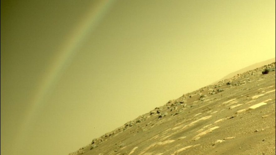 NASA lý giải hiện tượng cực hiếm “cầu vồng” xuất hiện trên sao Hỏa
