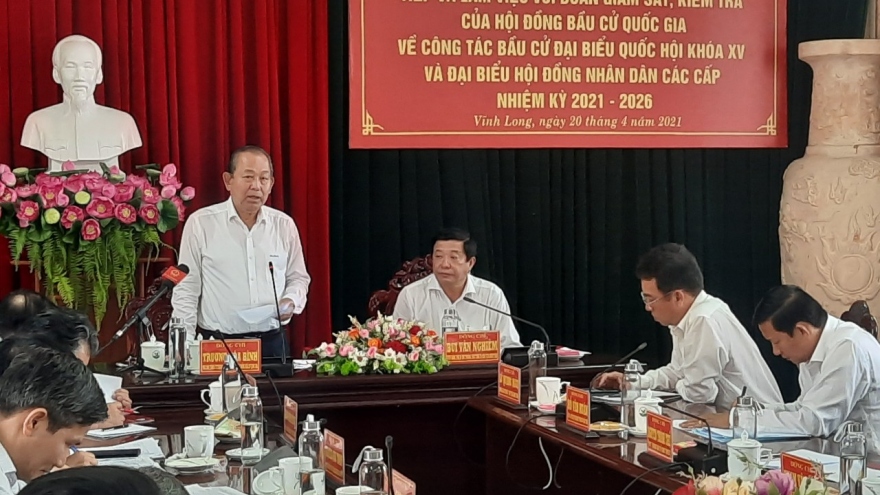 Phó Thủ tướng Trương Hòa Bình kiểm tra công tác bầu cử tại Vĩnh Long