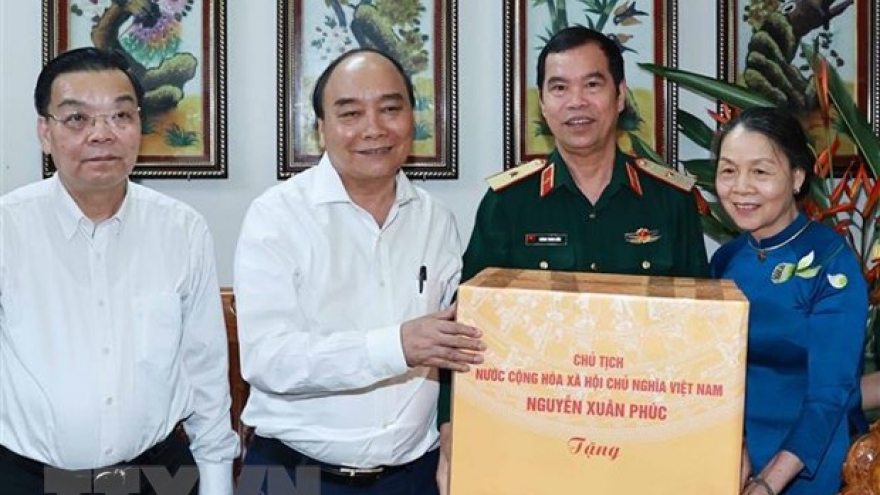 Chủ tịch nước Nguyễn Xuân Phúc thăm, tặng quà các hộ gia đình chính sách