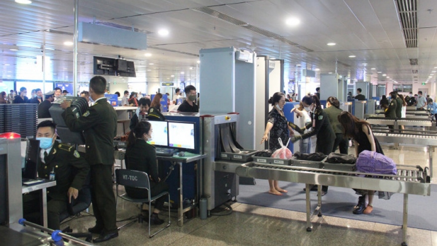 Nâng cấp độ an ninh, khách không có khẩu trang không được vào sân bay