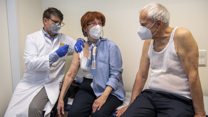 Các quốc gia EU hỗ trợ hàng chục nghìn liều vaccine Covid-19 cho CH Séc