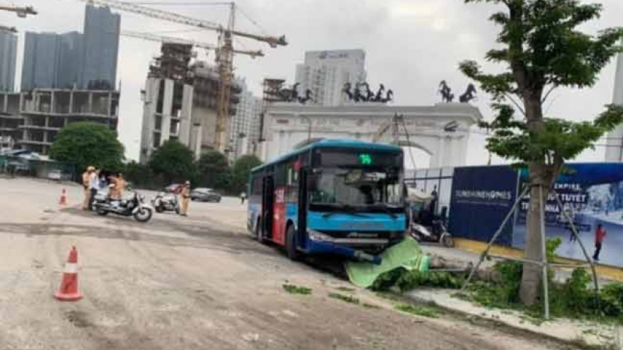 Hà Nội: Xe buýt lao lên vỉa hè tông chết người đi bộ