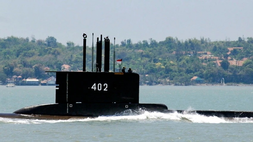 
        Indonesia chạy đua với thời gian để tìm kiếm tàu ngầm mất tích
                              