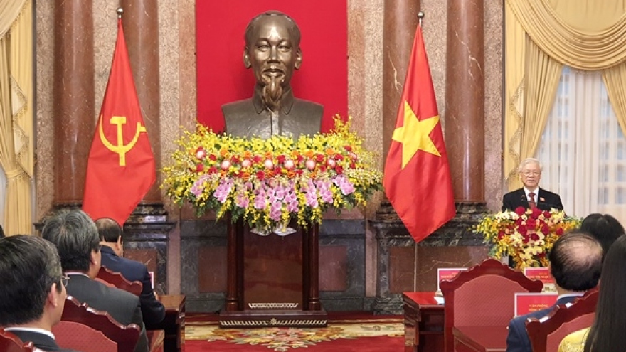 Bàn giao công tác giữa Tổng Bí thư Nguyễn Phú Trọng và Chủ tịch nước Nguyễn Xuân Phúc