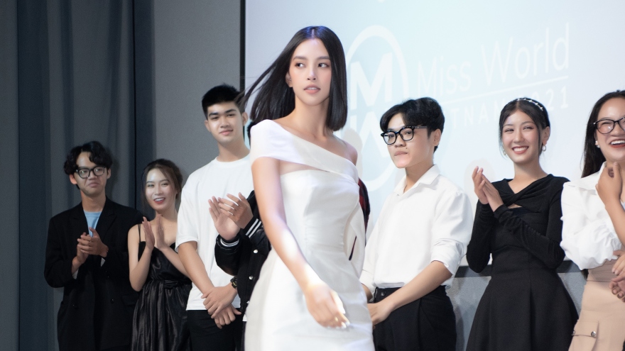 Tiểu Vy, Lương Thùy Linh trổ tài catwalk trong buổi giao lưu Miss World Vietnam 2021
