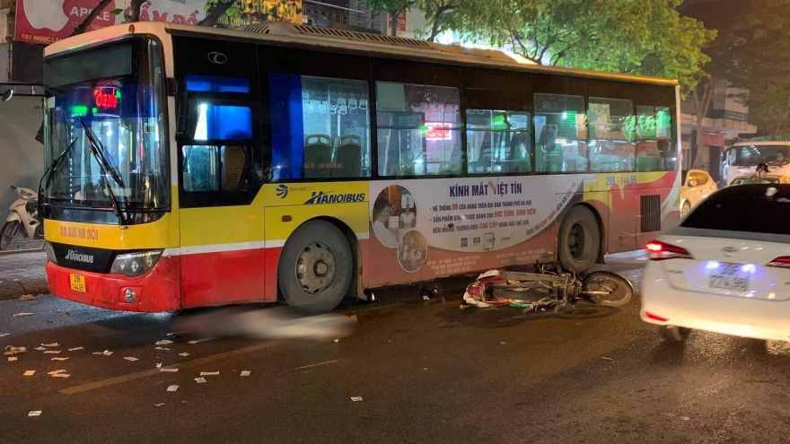 Va chạm với xe buýt, một người đi xe máy bị cuốn vào gầm, tử vong