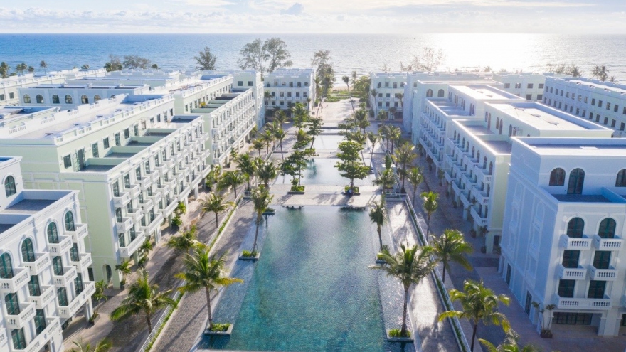 Xôn xao bể bơi “view triệu đô” mới toanh tại Phú Quốc