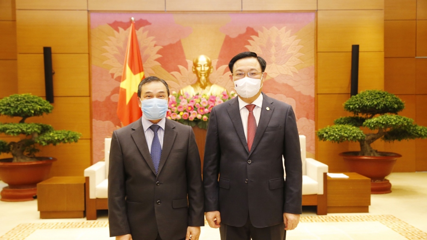 Chủ tịch Quốc hội Vương Đình Huệ tiếp Đại sứ CHDCND Lào tại Việt Nam