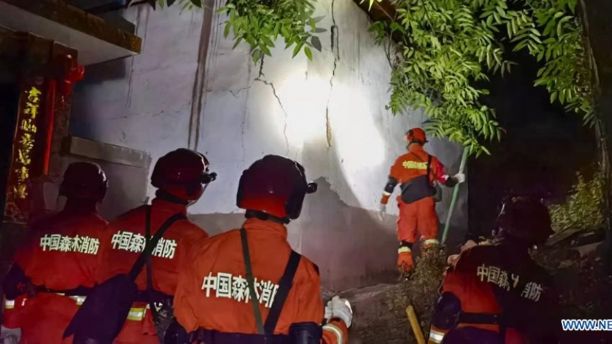 Động đất 7,4 độ tại Trung Quốc khiến 30 người thương vong