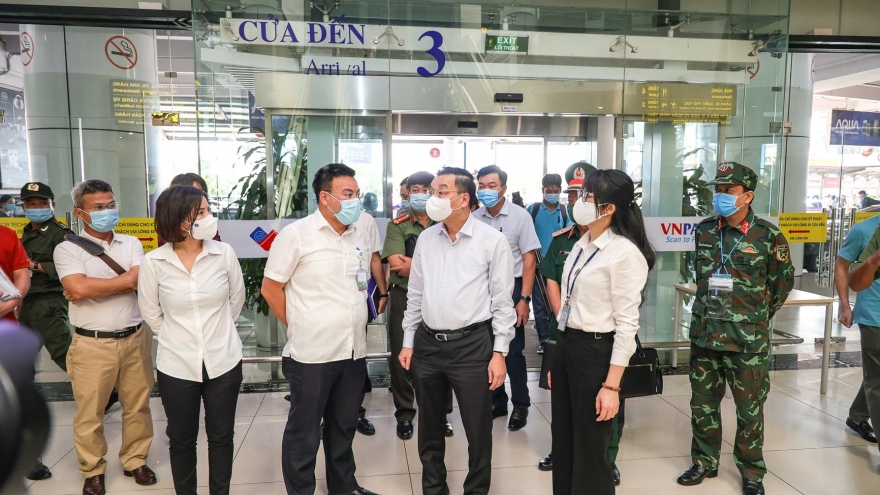 Chủ tịch UBND TP Hà Nội trực tiếp kiểm tra công tác phòng dịch tại sân bay, bến xe