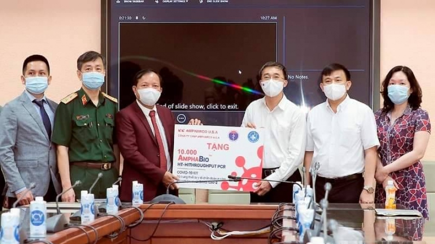 Bộ Y tế nhận 10.000 kit test COVID-10 “made in Vietnam”