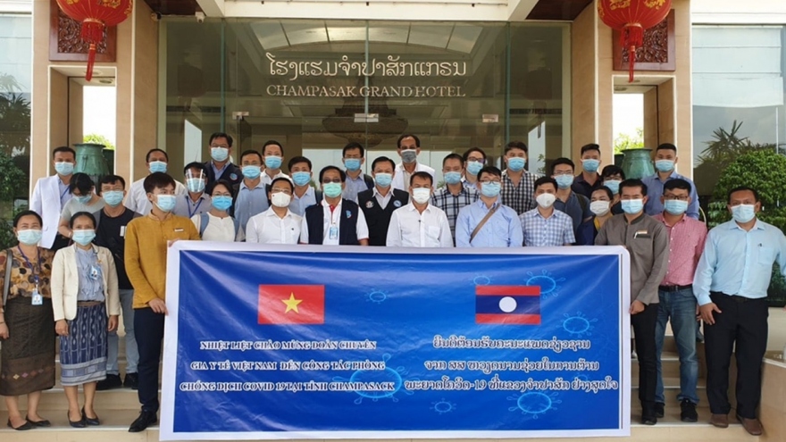 Đoàn bác sĩ, chuyên gia Việt Nam hỗ trợ Lào chống dịch COVID-19