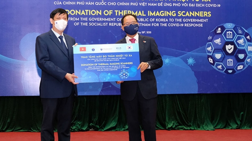Việt Nam nhận 40 máy đo thân nhiệt từ xa do Hàn Quốc trao tặng