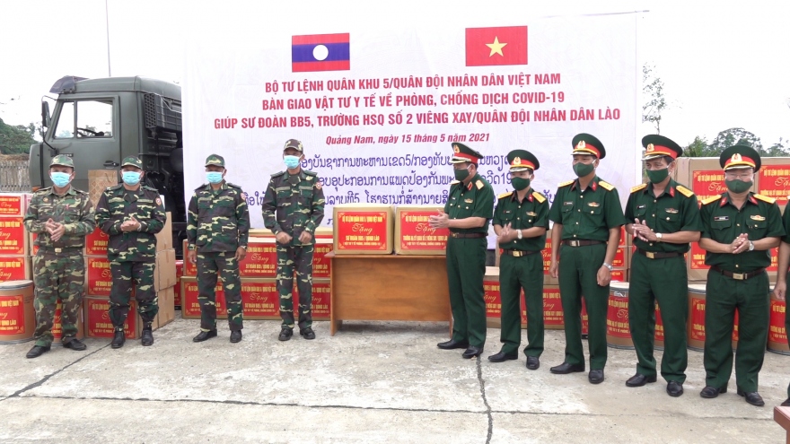 Quân khu 5 tặng thiết bị, vật tư y tế các đơn vị Quân đội Nhân dân Lào