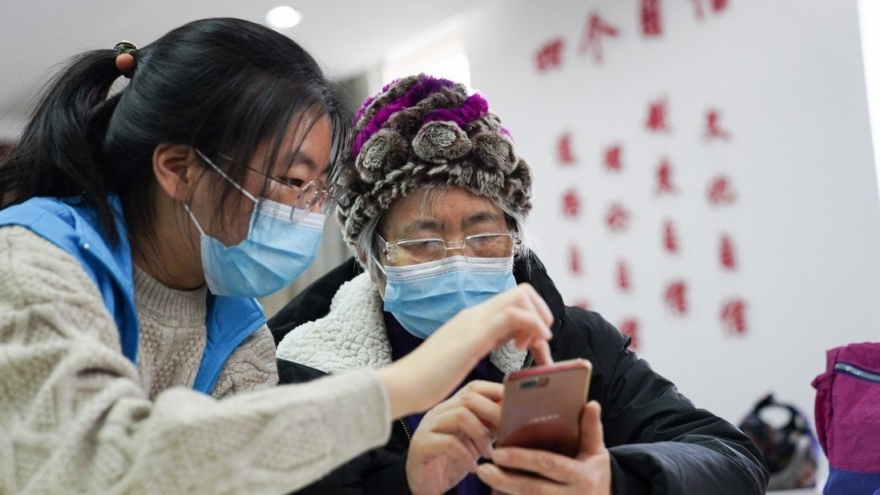 Trung Quốc hỗ trợ người cao tuổi bắt kịp công nghệ