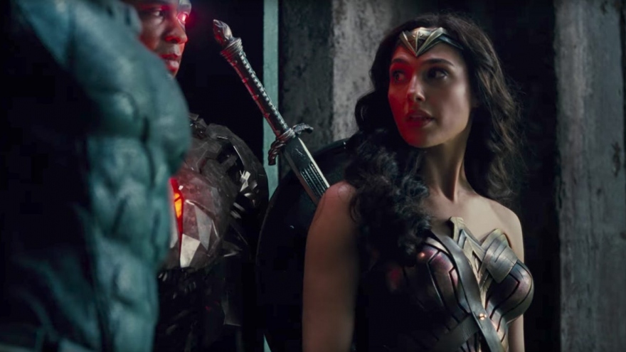 Đạo diễn phim "Justice League" bị chỉ trích vì hăm dọa Gal Gadot