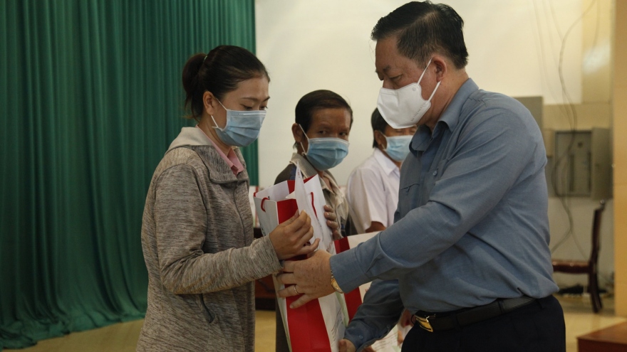 Ông Nguyễn Trọng Nghĩa tặng quà cho gia đình chính sách, hộ nghèo tại Tiền Giang