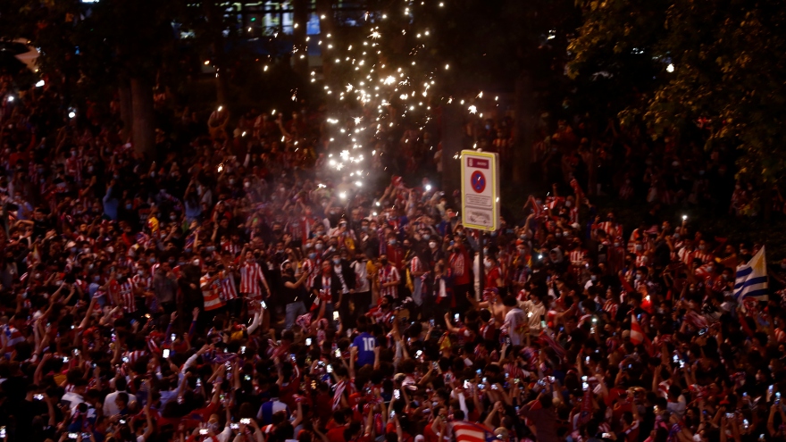 CĐV Atletico "phủ kín" đường phố Madrid mừng chức vô địch La Liga 2021