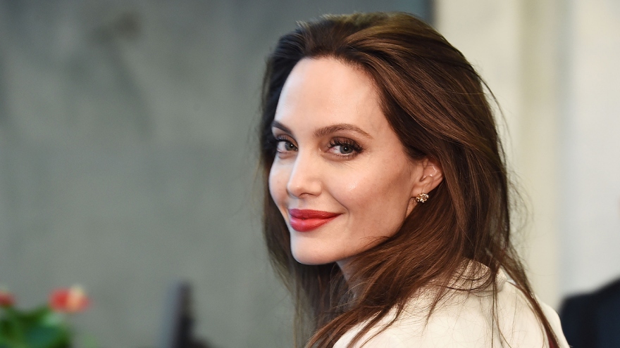 Angelina Jolie thú nhận độc thân vì kén chọn bạn đời