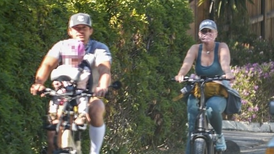 Katy Perry vui vẻ đạp xe tập thể dục cùng hôn phu và con gái cưng