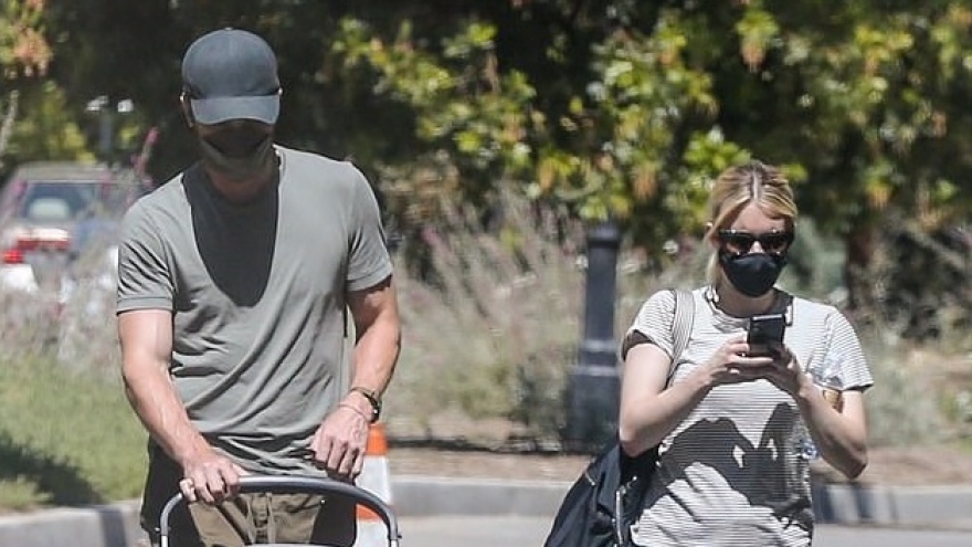 Emma Roberts mải mê xem điện thoại khi cùng bạn trai đưa con đi chơi