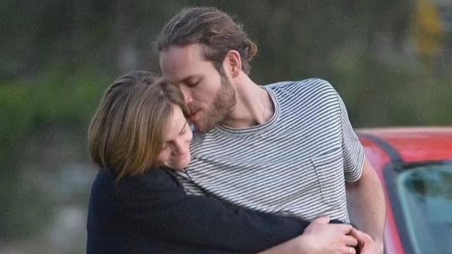 Emma Watson thân mật ôm bạn trai trên phố sau khi phủ nhận tin đồn đính hôn