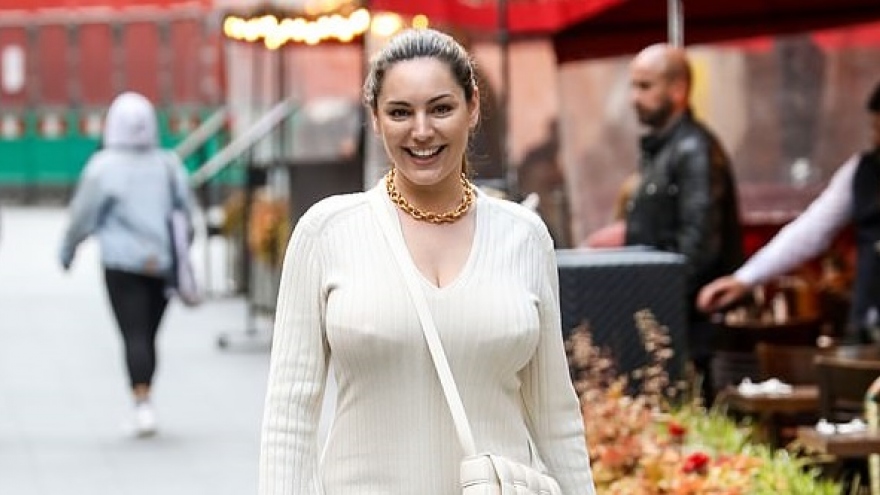 Kelly Brook diện đầm midi thanh lịch đến phòng thu ở London