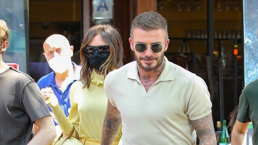 Vợ chồng David Beckham - Victoria nắm tay tình cảm đi ăn trưa