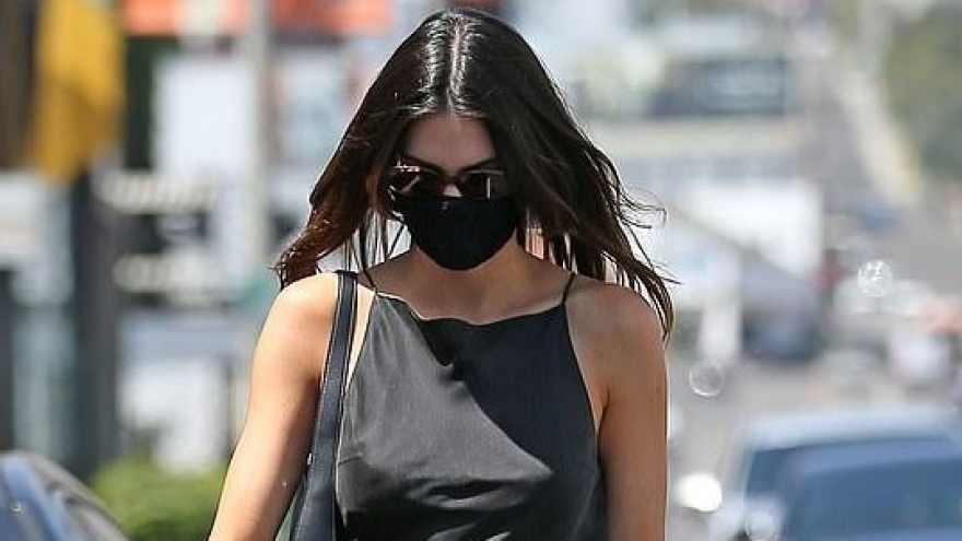 Kendall Jenner diện đầm lụa khoe body gợi cảm trên phố