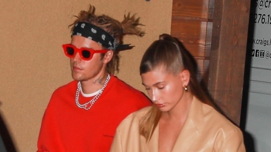 Justin Bieber khác lạ với tóc mới, cùng bà xã Hailey Baldwin đi ăn tối
