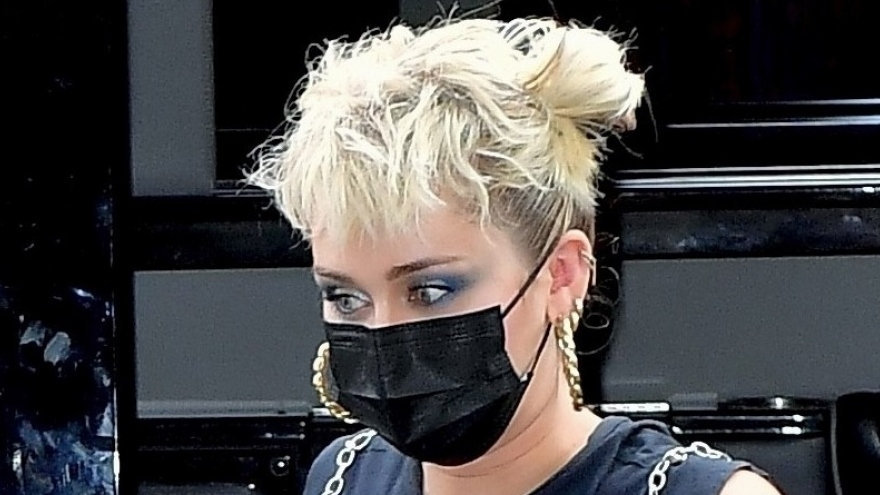 Miley Cyrus diện đồ phong cách tại buổi diễn tập Saturday Night Live