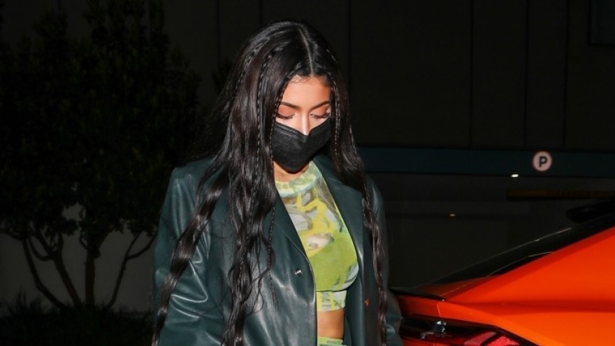 "Mẹ đơn thân" Kylie Jenner phối đồ gợi cảm đi chơi đêm cùng bạn bè