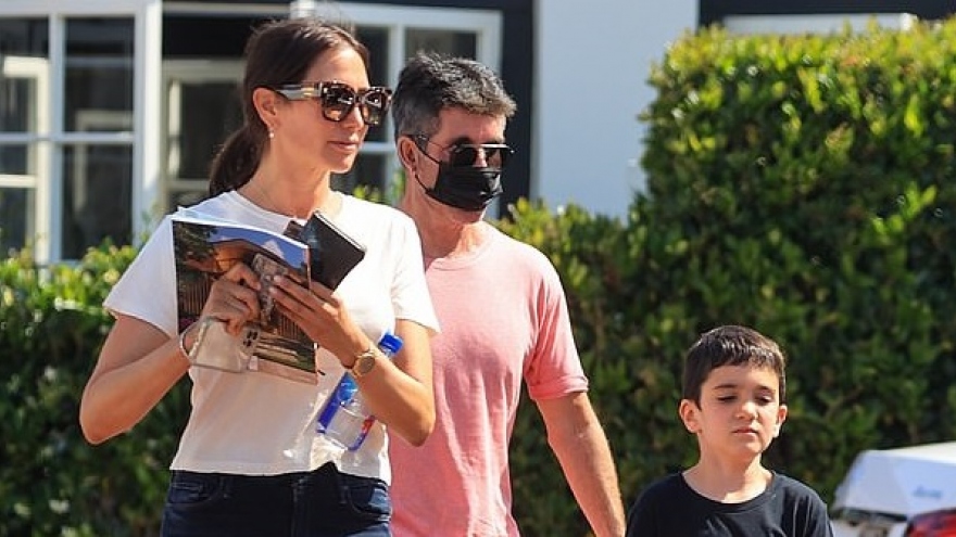 "Ông trùm" Simon Cowell và bạn gái vui vẻ đưa con trai 7 tuổi đi mua sắm
