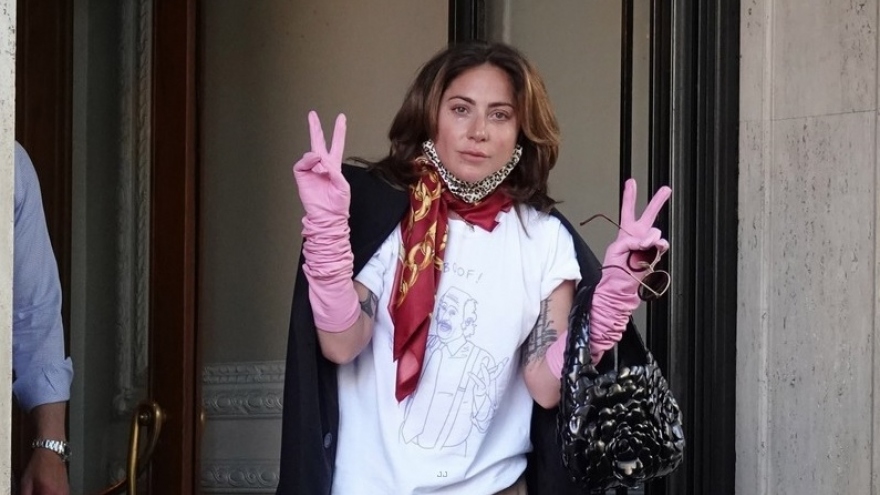 Lady Gaga giản dị rời khỏi khách sạn sau khi quay phim "House of Gucci"